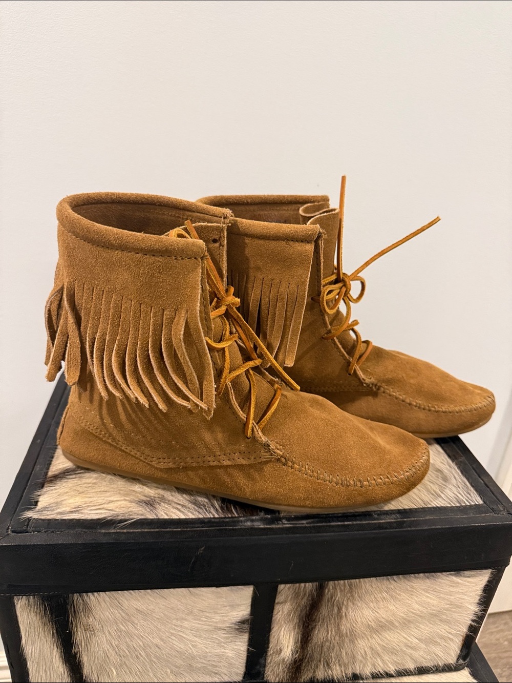 Minnetonka New Suede Moccasin boots size 9